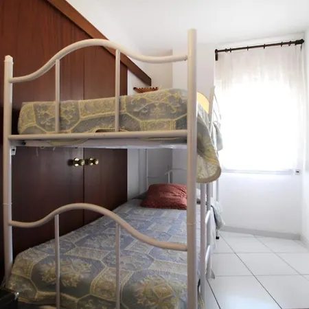 Medes Park 2-8 Apartment *